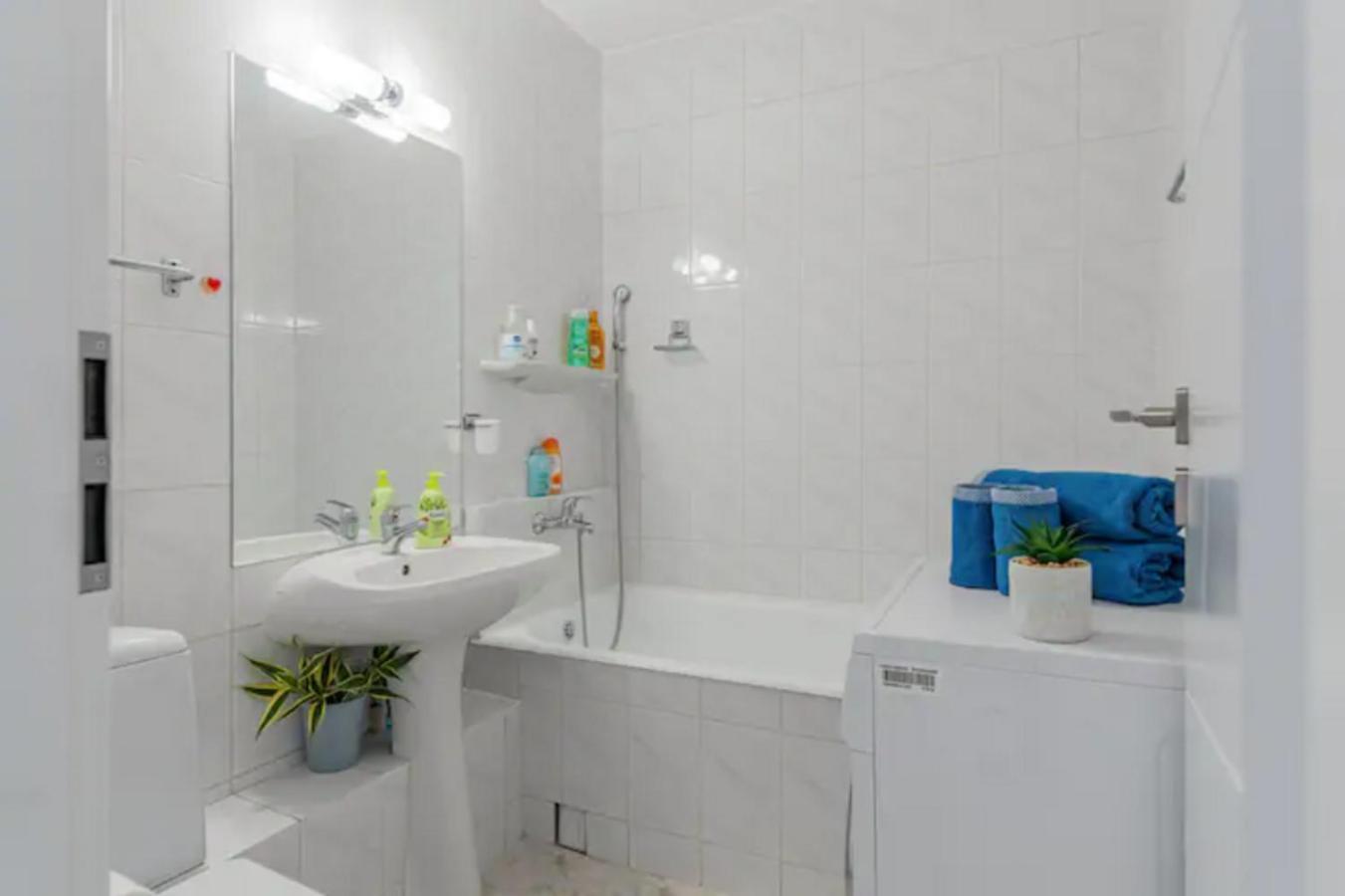 Cosy & Chic Studio Close By Victoria Square Bucharest Exterior photo